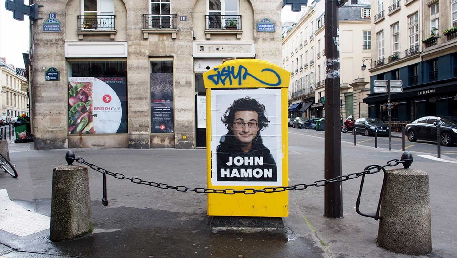 街中に貼られたポスター。©John Hamon